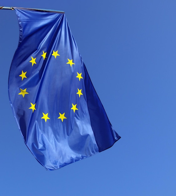 Bandeira europeia sobre o céu azul