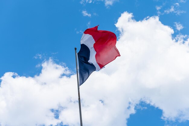 Bandeira francesa balançando ao vento