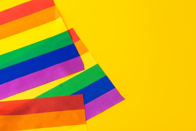 Bandeira gay de arco-íris brilhante, vista superior com copyspace