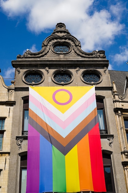 Foto bandeira gigante lgtb em um prédio