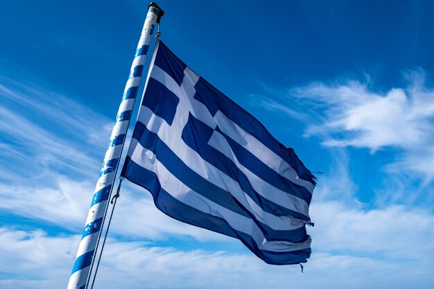 Bandeira grega a agitar-se contra um fundo de céu azul