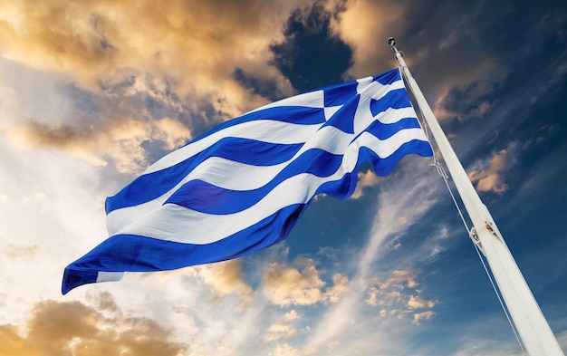 Bandeira grega acenando ao pôr do sol