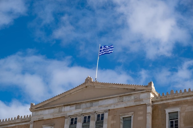 Bandeira grega acenando contra o fundo do céu azul