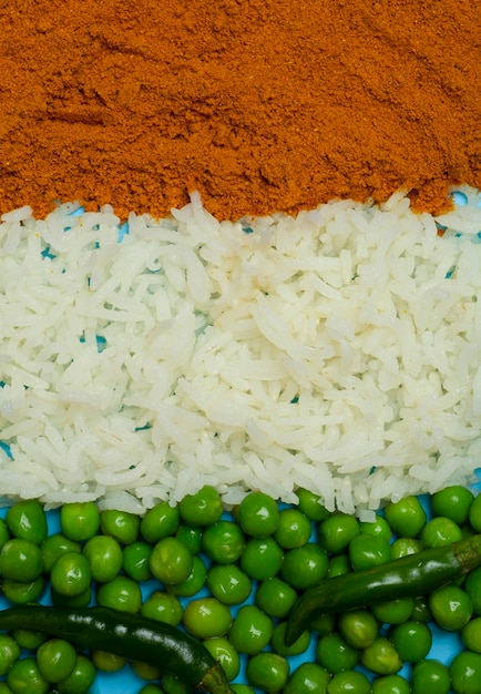 Bandeira indiana feita de ervilhas verdes de curry de arroz basmati de comida de fundo e pimenta de pimentão nas cores ...