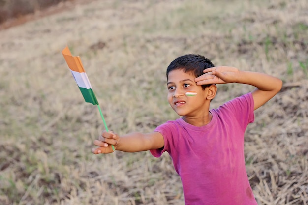 Bandeira indiana na mão da criança