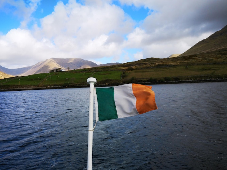 Foto bandeira irlandesa no vento