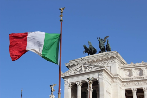 Bandeira italiana com fundo de edifício do governo