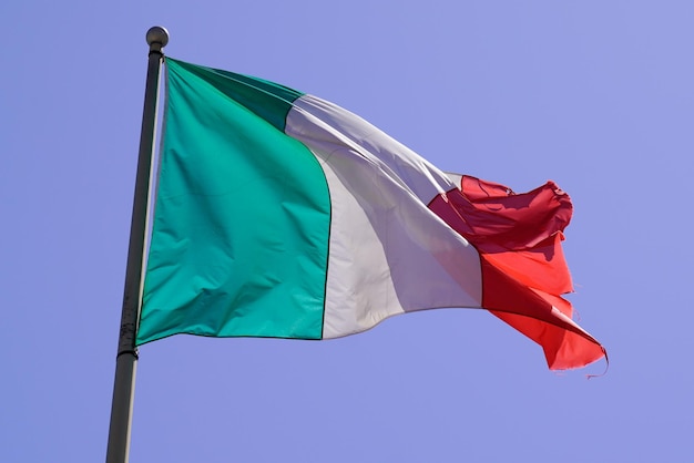 Bandeira italiana na esteira no vento de verão e céu azul