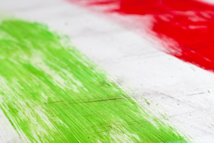 Foto bandeira italiana pintada com pinceladas no fundo branco.