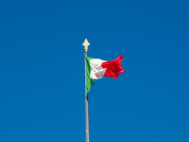 Bandeira italiana sobre céu azul