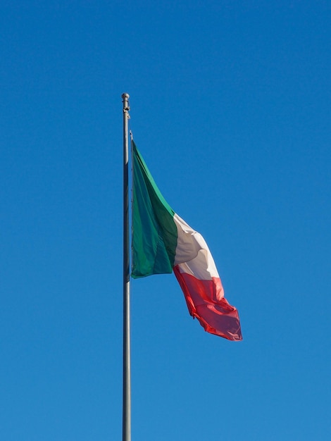 Bandeira italiana sobre céu azul