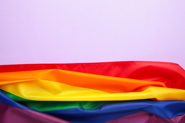 Foto bandeira lgbt de arco-íris no fundo roxo com espaço de cópia