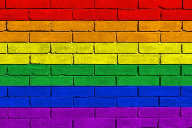 Foto bandeira lgbt na parede de tijolos