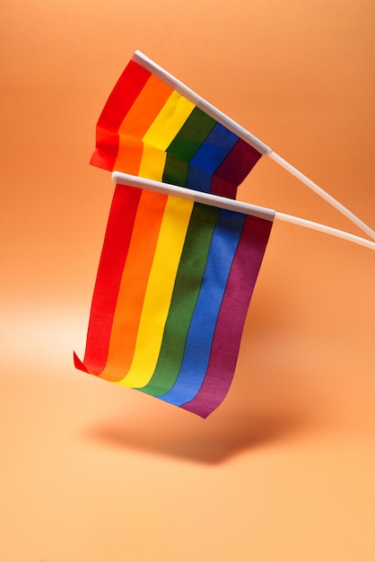 Bandeira lgbt na parede laranja. copie o espaço.