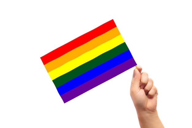 Bandeira LGBT sendo segurada pela mão de uma criança isolada no fundo branco