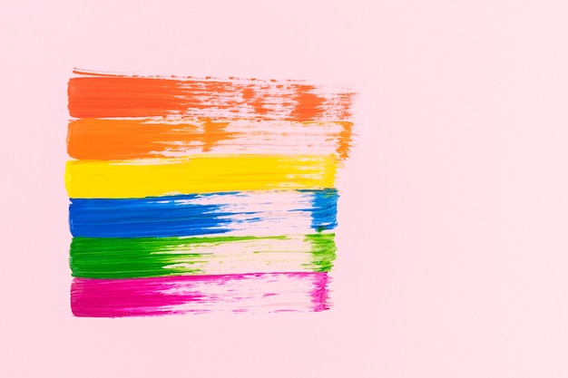 Bandeira LGTBY gay em fundo rosa de pintados à mão. Espaço para copiar.
