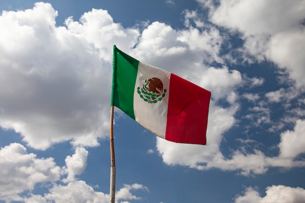 Bandeira mexicana voando em um mastro em uma casa mexicana Conceito do dia da independência do México