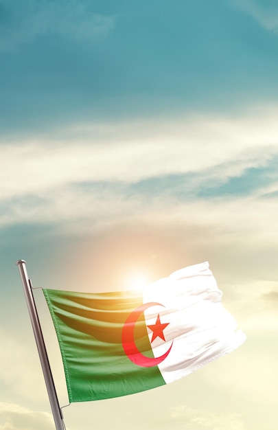 Bandeira nacional da Argélia acenando no lindo céu.