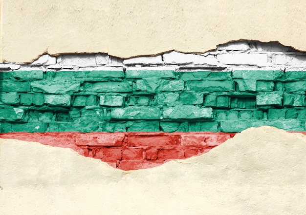 Bandeira nacional da Bulgária em um fundo de tijolo. Parede de tijolos com gesso, fundo ou textura parcialmente destruída.