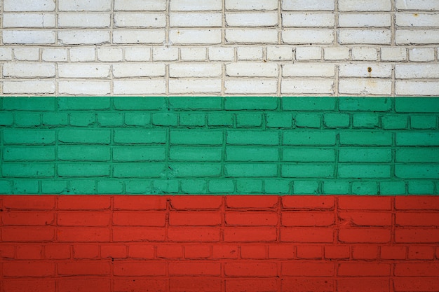 Bandeira nacional da bulgária em uma velha parede de tijolos