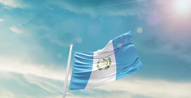 Bandeira nacional da Guatemala a agitar