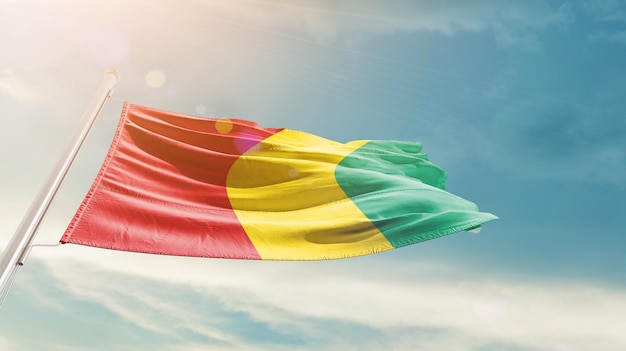 Bandeira nacional da Guiné a agitar-se no céu