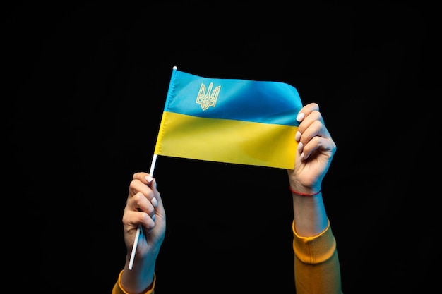 Bandeira nacional da Ucrânia em uma vara nas mãos Símbolo do estado ucraniano Copie o espaço
