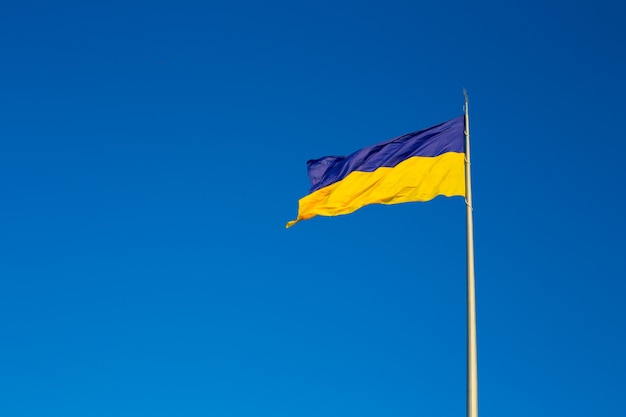 Bandeira nacional da Ucrânia independente balançando ao vento