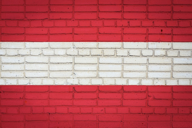 Bandeira nacional da Áustria em uma velha parede de tijolos