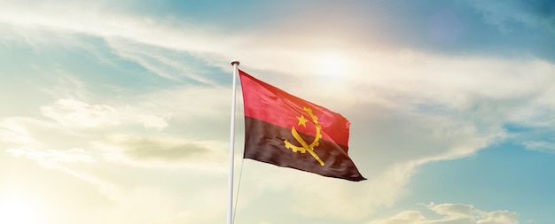 bandeira nacional de angola acenando no lindo céu.