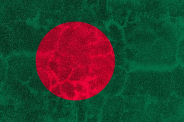 Bandeira nacional de Bangladesh em um velho muro de concreto rústico