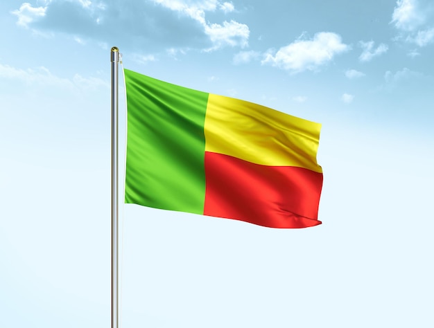 Bandeira nacional de Benin acenando no céu azul com nuvens ilustração 3D da bandeira de Benin