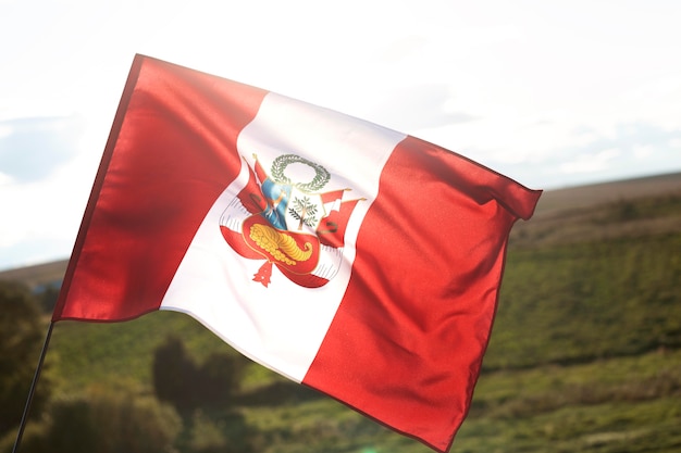 Bandeira nacional de seda do peru ao ar livre