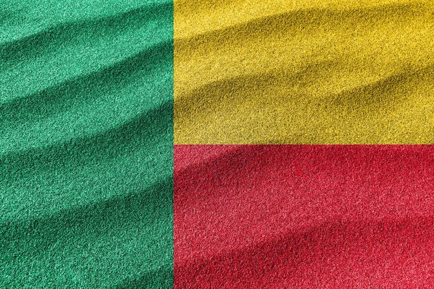 Bandeira nacional do Benin com fundo de areia