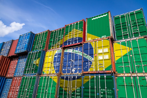 Foto bandeira nacional do brasil em um grande número de contêineres de metal para armazenamento de mercadorias empilhadas em linhas
