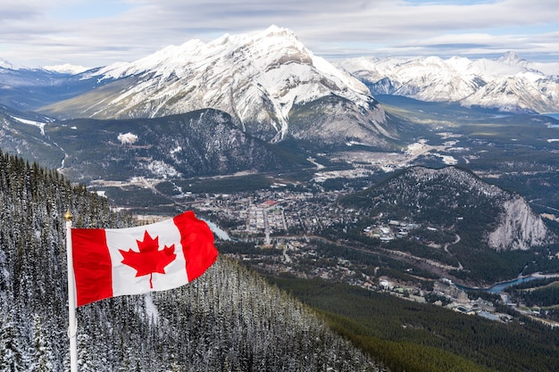 Bandeira nacional do Canadá com montanhas rochosas canadenses no inverno Parque Nacional de Banff no Canadá