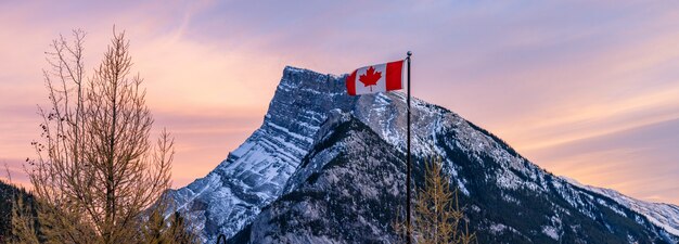 Bandeira nacional do canadá parque nacional banff rochosas canadenses canadá