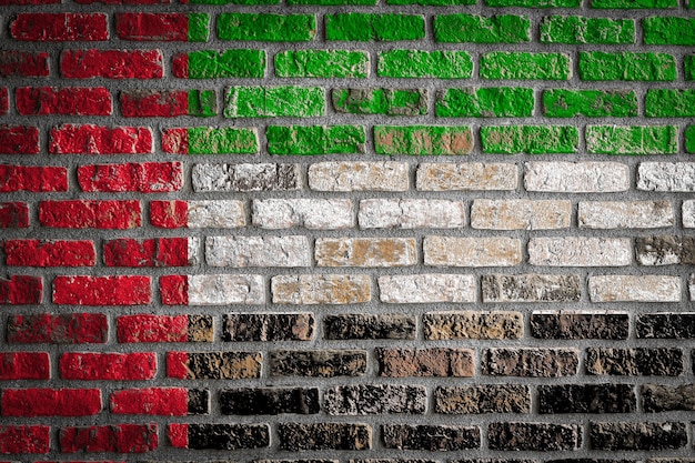 Bandeira nacional dos Emirados Árabes Unidos em uma velha parede de tijolos