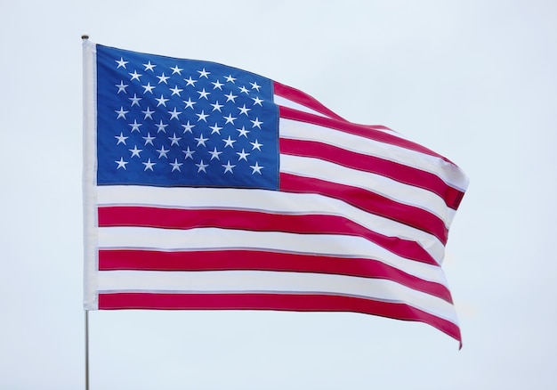 Bandeira nacional dos Estados Unidos no fundo do céu cinza
