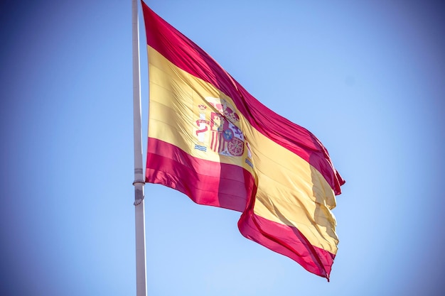 Bandeira nacional espanhola. plaza de colón em madrid, espanha.