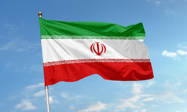 Bandeira nacional iraniana agitando com fundo no céu