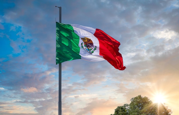 Bandeira nacional tricolor mexicana de Los Cabos México acenando orgulhosamente no mastro no ar