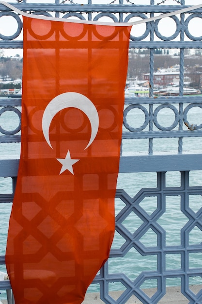 Foto bandeira nacional turca com estrela branca e lua no céu