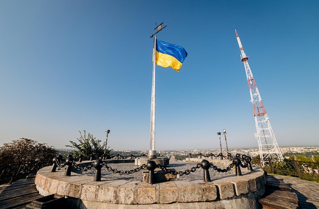 Bandeira nacional ucraniana Yellowblue contra o céu azul no monte da União de Lublin em Castle Hill, na cidade de Lviv, Ucrânia