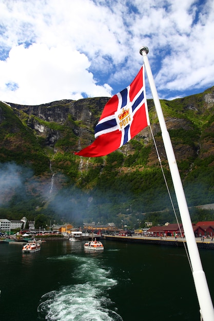 Bandeira norueguesa em um barco