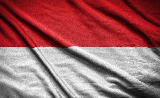 Bandeira realista da indonésia na superfície ondulada do tecido