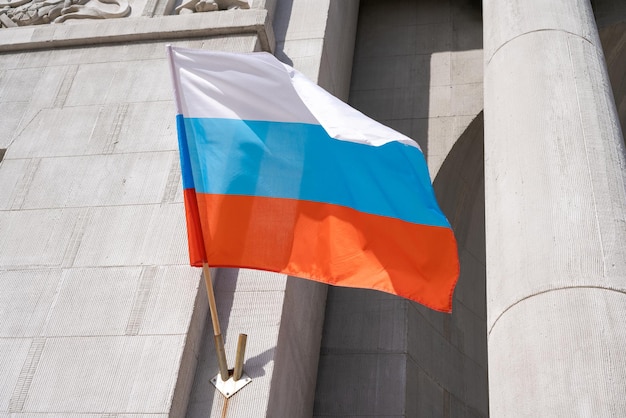 Bandeira russa bandeira russa exibida em um poste na frente da casa bandeira nacional