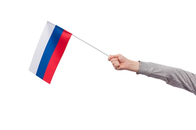Bandeira russa na mão da criança isolada no branco. Bandeira tricolor de vermelho azul branco.