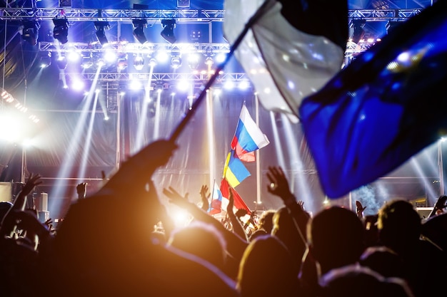 Foto bandeira russa no show em frente à luz do palco