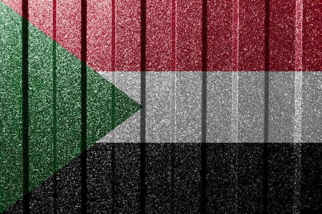 Bandeira texturizada do Sudão na parede de metal Fundo geométrico abstrato natural colorido com linhas